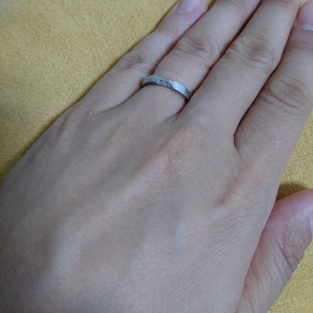 【agete(アガット)の口コミ】 シンプルだけど、少しデザイン性のあるもので、プラチナで、価格が高すぎ…