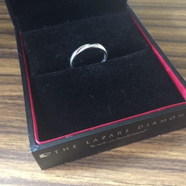 【ラザール ダイヤモンド(LAZARE DIAMOND)の口コミ】 主人も私も指が短いため、少しでも指が長く見えるデザインのものを探しま…