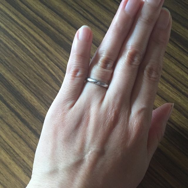 【ラザール ダイヤモンド(LAZARE DIAMOND)の口コミ】 主人も私も指が短いため、少しでも指が長く見えるデザインのものを探しま…