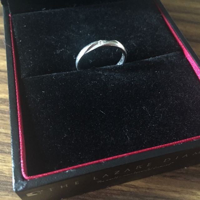 【ラザール ダイヤモンド(LAZARE DIAMOND)の口コミ】 主人も私も指が短いため、少しでも指が長く見えるデザインのものを探しま…