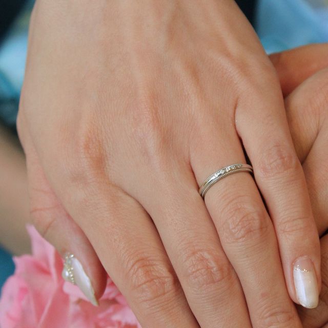 【4℃ BRIDAL(ヨンドシーブライダル)の口コミ】 ミル打ちがとても綺麗で気に入りました。また、中央に５つのダイヤの石が…