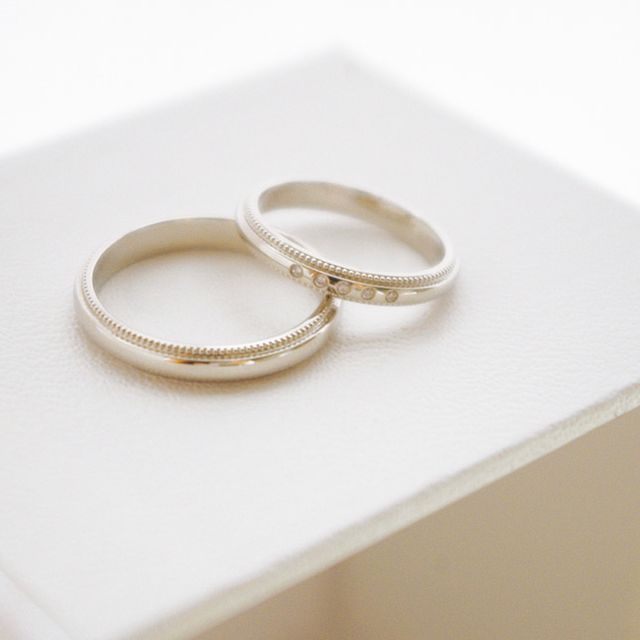 【4℃ BRIDAL(ヨンドシーブライダル)の口コミ】 ミル打ちがとても綺麗で気に入りました。また、中央に５つのダイヤの石が…