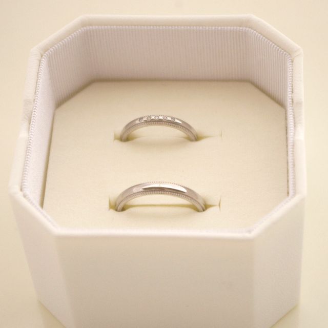 【4℃ BRIDAL(ヨンドシーブライダル)の口コミ】 ミル打ちがとても綺麗で気に入りました。また、中央に５つのダイヤの石が…