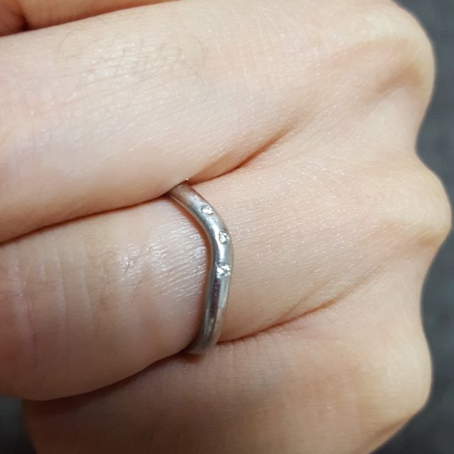 【ティファニー(Tiffany & Co.)の口コミ】 シンプルなデザインと付けやすさ重視で選びました！！！！
さりげなく光る…