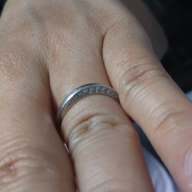 【Ponte Vecchio(ポンテヴェキオ)の口コミ】 指輪の形はウェーブでスタイリッシュなので指を細く見せてくれます。また…