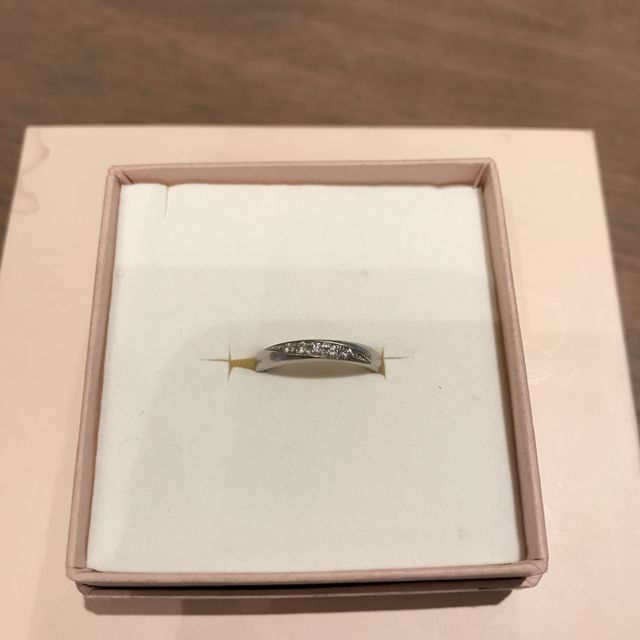 【Pink Dolphin Diamond(ピンクドルフィンダイヤモンド)の口コミ】 色々な指輪を見て回りましたが、真ん中の天然ピンクダイヤモンドが派手す…