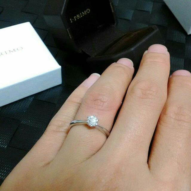 【アイプリモ(I-PRIMO)の口コミ】 王道のデザインで、結婚指輪との重ねづけもしやすいと思ったため。石のき…