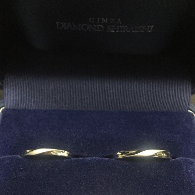 【銀座ダイヤモンドシライシの口コミ】 形はシンプルなストレートで、婚約指輪との重ね付けが楽しめるようなもの…