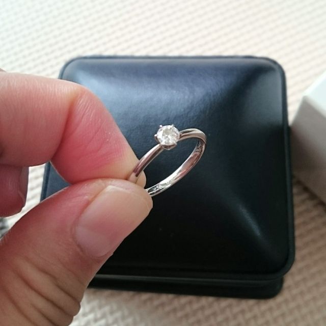 【ROYAL ASSCHER(ロイヤル・アッシャー)の口コミ】 百貨店を中心にさまざまな指輪を見に行きましたが、店頭でひときわダイヤ…