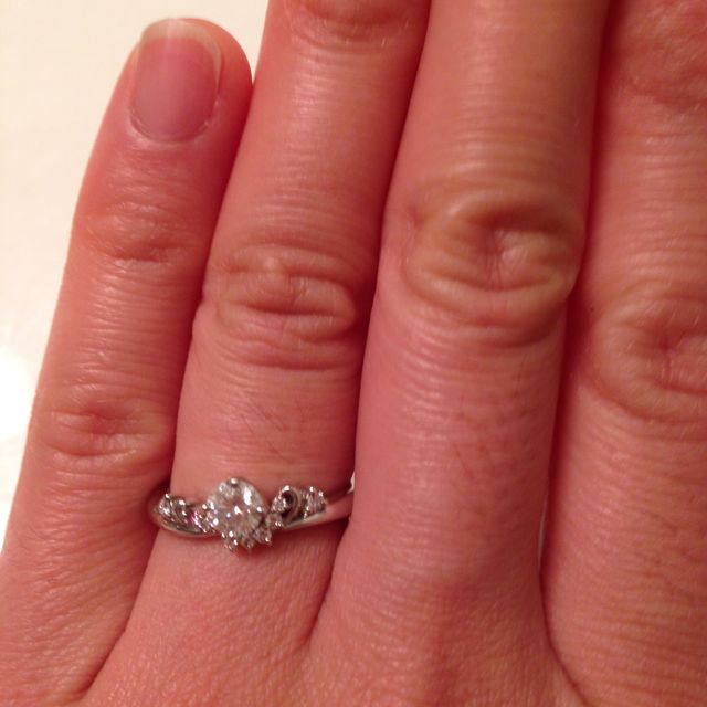 【Mariage ent(マリアージュエント)の口コミ】 婚約指輪は形に一目惚れして他の物は全く悩みませんでした。ティアラを形…