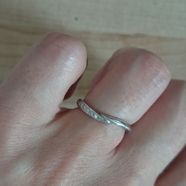 【俄(にわか)の口コミ】 男性と女性で一見はペアとわからないようなデザインに惹かれました。女性…