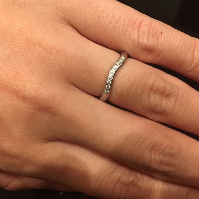 【ティファニー(Tiffany & Co.)の口コミ】 細身で緩やかなカーブが非常にスタイリッシュな印象、かつダイヤも主張し…