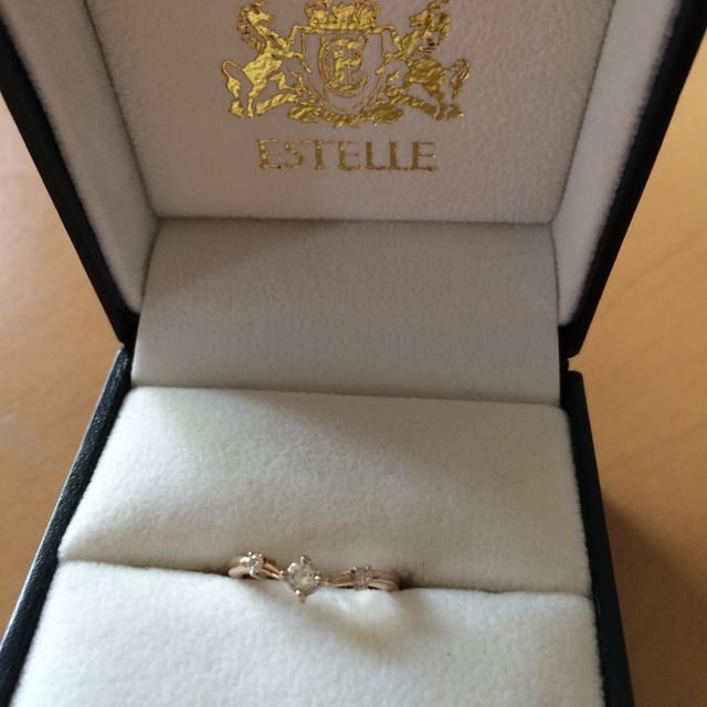 【ESTELLE(エステール)の口コミ】 初めに買ってもらった結婚指輪に重ね付けが出来るところが決めてでした。
…