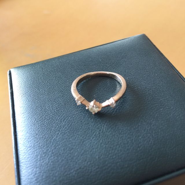 【ESTELLE(エステール)の口コミ】 初めに買ってもらった結婚指輪に重ね付けが出来るところが決めてでした。
…