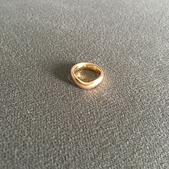 【ティファニー(Tiffany & Co.)の口コミ】 色味がピンクゴールドなのですが、結婚指輪でありきたりのシルバーや、目…