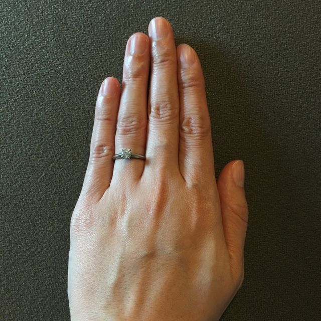 【デビアス(DE BEERS)の口コミ】 0.4カラットのダイアモンドが一粒付いた、とてもシンプルなデザインですが…