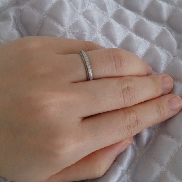 【4℃ BRIDAL(ヨンドシーブライダル)の口コミ】 全体にミル打ちが施されたクラシカルなデザインに惹かれました。ハーフエ…