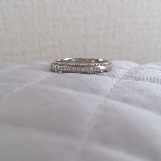 【4℃ BRIDAL(ヨンドシーブライダル)の口コミ】 全体にミル打ちが施されたクラシカルなデザインに惹かれました。ハーフエ…