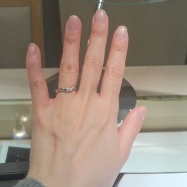 【アイプリモ(I-PRIMO)の口コミ】 シルバーカラーで自分の手の肌色に馴染む色を選んだ。
清らからしさがあり…