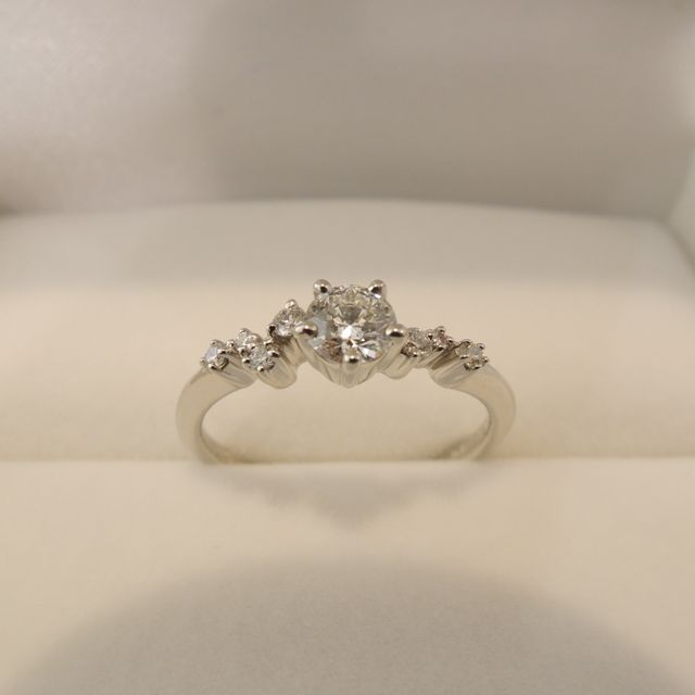 【HOSHI no SUNA 星の砂(ほしのすな)の口コミ】 たくさん試着した中でこの指輪にビビッときました！！
メレダイヤが流れる…