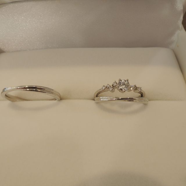 【HOSHI no SUNA 星の砂(ほしのすな)の口コミ】 たくさん試着した中でこの指輪にビビッときました！！
メレダイヤが流れる…