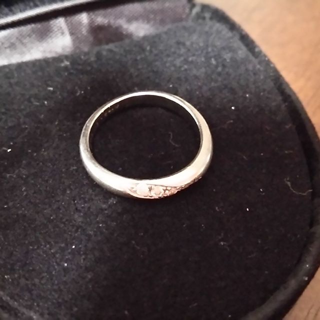 【ラザール ダイヤモンド(LAZARE DIAMOND)の口コミ】 婚約指輪と重ねてつけられるものがいいと思い、婚約指輪と同じメーカーの…