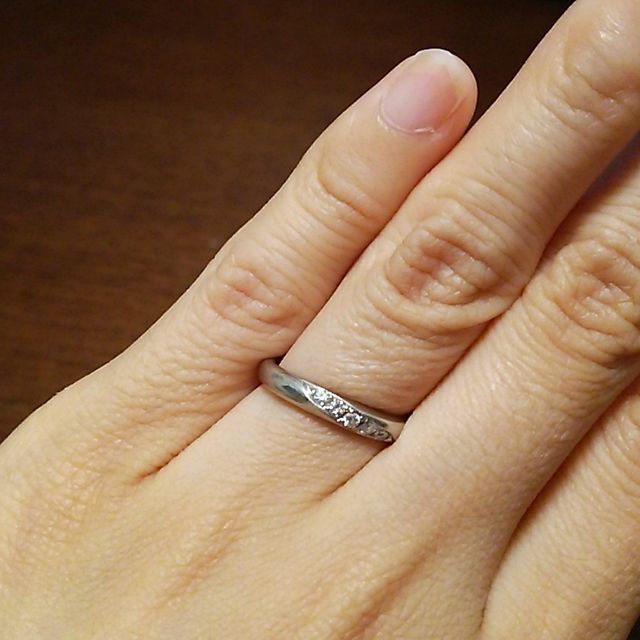 【ラザール ダイヤモンド(LAZARE DIAMOND)の口コミ】 婚約指輪と重ねてつけられるものがいいと思い、婚約指輪と同じメーカーの…
