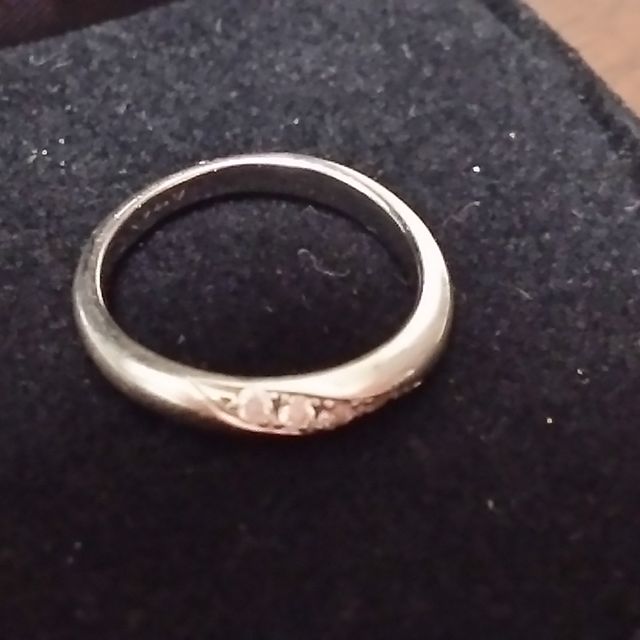 【ラザール ダイヤモンド(LAZARE DIAMOND)の口コミ】 婚約指輪と重ねてつけられるものがいいと思い、婚約指輪と同じメーカーの…