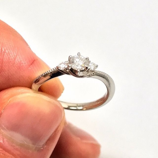 【エクセルコダイヤモンド(EXELCO DIAMOND)の口コミ】 彼がサプライズで選んでくれました。
左右のダイヤモンドが中心のダイヤモ…