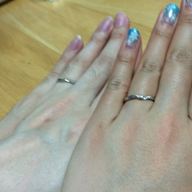 【4℃ BRIDAL(ヨンドシーブライダル)の口コミ】 仕事中に付けられるシンプルなデザインだが、あまり他と被らない単純では…