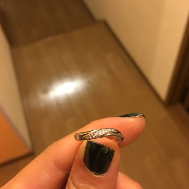 【銀座ダイヤモンドシライシの口コミ】 初めはうねりがないデザインで探していたが、旦那と話し合い、波のような…