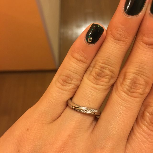【銀座ダイヤモンドシライシの口コミ】 初めはうねりがないデザインで探していたが、旦那と話し合い、波のような…
