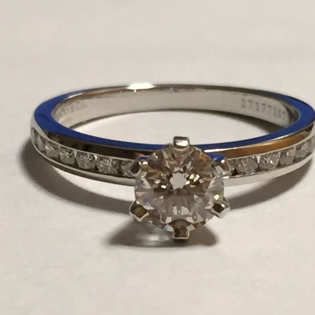 【ティファニー(Tiffany & Co.)の口コミ】 定番のブリリアントカットなので年齢や時代に関係なくつけられると思いま…