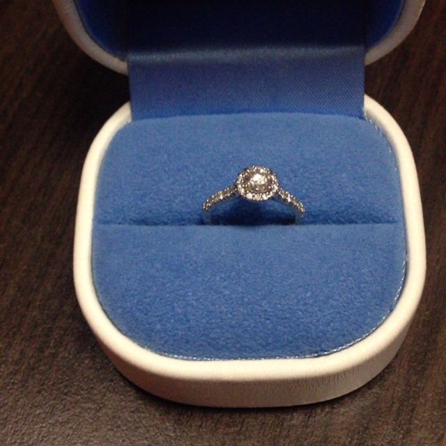 【銀座ダイヤモンドシライシの口コミ】 華やかなデザインに一目ぼれしました。中心のダイヤを細かいダイヤが一周…