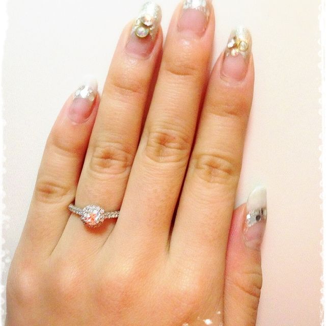 【銀座ダイヤモンドシライシの口コミ】 華やかなデザインに一目ぼれしました。中心のダイヤを細かいダイヤが一周…