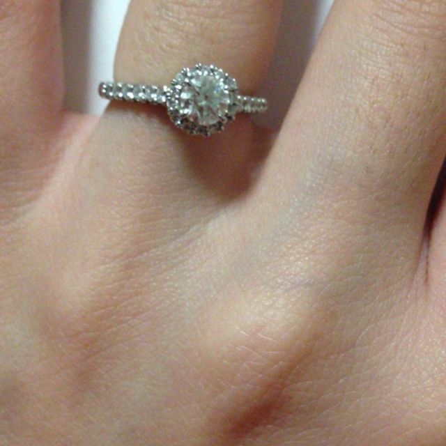 【銀座ダイヤモンドシライシの口コミ】 華やかなデザインに一目ぼれしました。中心のダイヤを細かいダイヤが一周…