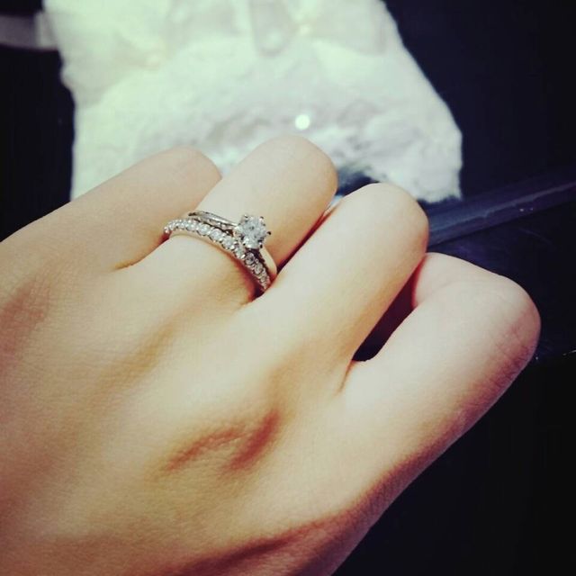 【エクセルコダイヤモンド(EXELCO DIAMOND)の口コミ】 ダイヤモンドの美しさに感動しました。
デザインは一見とてもシンプルです…