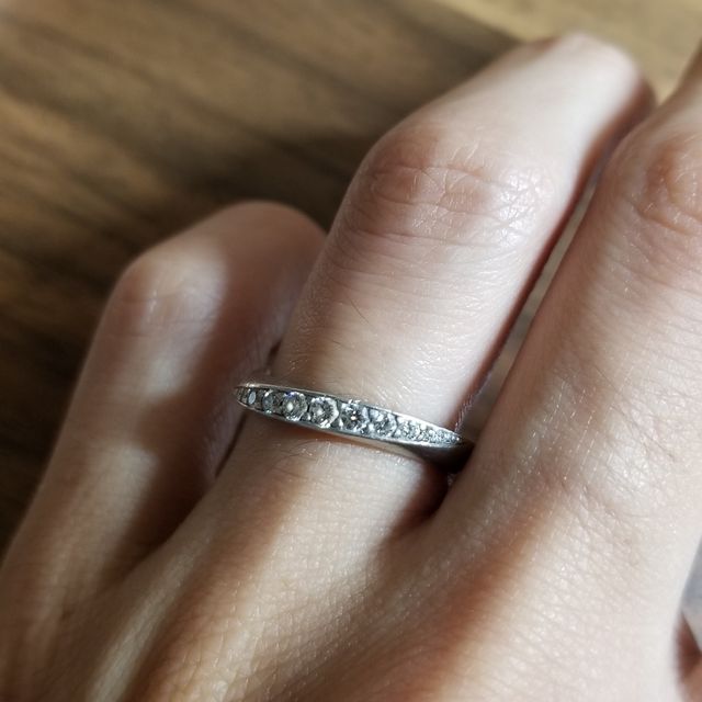 【Mariage ent(マリアージュエント)の口コミ】 ダイヤがたくさん入っていて目立つが、シンプルな感じのデザインが良いな…