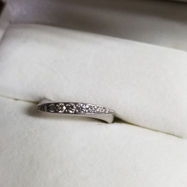 【Mariage ent(マリアージュエント)の口コミ】 ダイヤがたくさん入っていて目立つが、シンプルな感じのデザインが良いな…