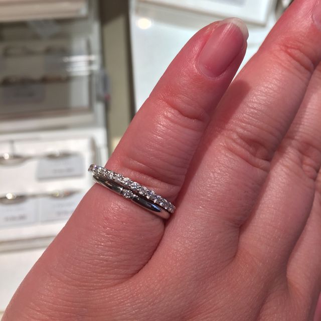 【アイプリモ(I-PRIMO)の口コミ】 丸いフォルムで柔らかい印象を与えてくれる指輪です。初めはダイヤなしば…