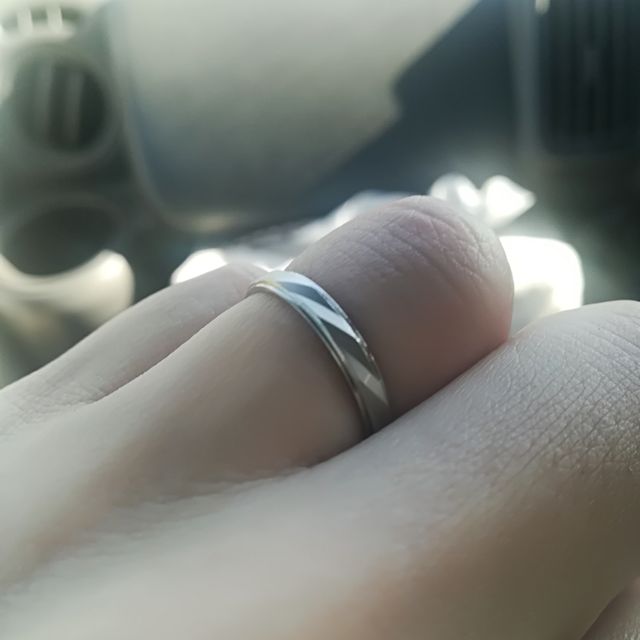 【Something Blue(サムシングブルー)の口コミ】 普通の指輪には無い斬新なデザインに惹かれ購入しました。具体的にはつや…
