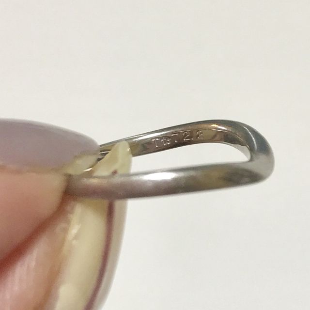 【Mariage ent(マリアージュエント)の口コミ】 婚約指輪を購入しなかった為、指輪はダイヤ多めを希望しておりました。
細…