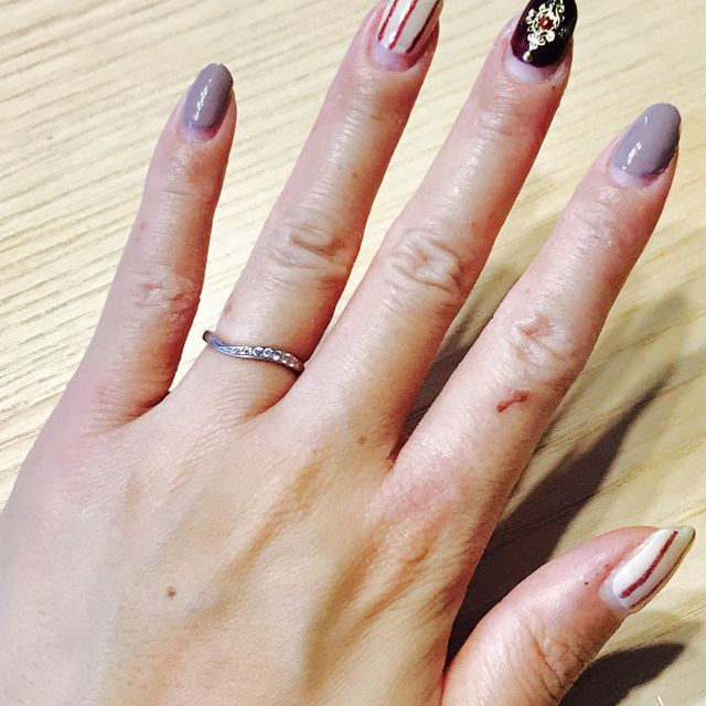 【Mariage ent(マリアージュエント)の口コミ】 婚約指輪を購入しなかった為、指輪はダイヤ多めを希望しておりました。
細…