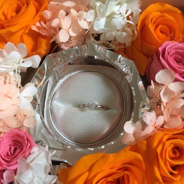【ROYAL ASSCHER(ロイヤル・アッシャー)の口コミ】 オススメされた婚約指輪の中でも白色であり、1番のダイヤモンドの綺麗な輝…