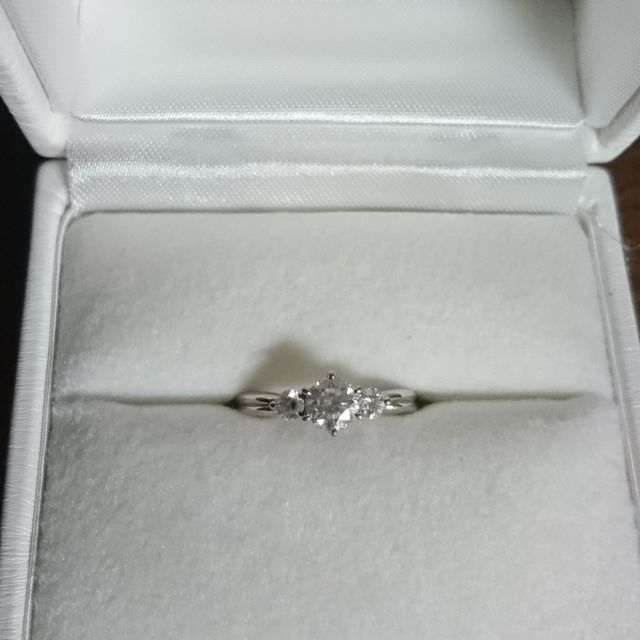 【D&D 144の口コミ】 1粒ダイヤの指輪と迷いましたが、3粒のデザインがとても気に入って、こち…