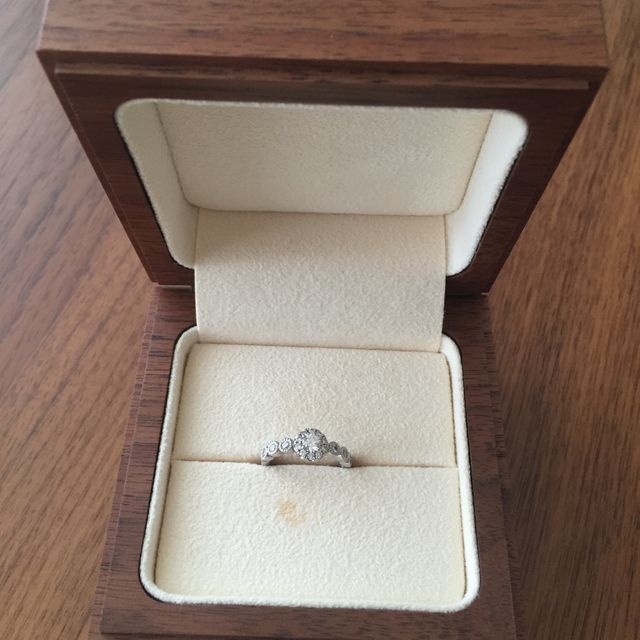 【Ponte Vecchio(ポンテヴェキオ)の口コミ】 いかにも婚約指輪っぽくないデザインが気に入りました。結婚後のデートで…