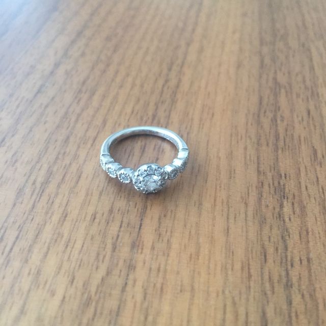 【Ponte Vecchio(ポンテヴェキオ)の口コミ】 いかにも婚約指輪っぽくないデザインが気に入りました。結婚後のデートで…