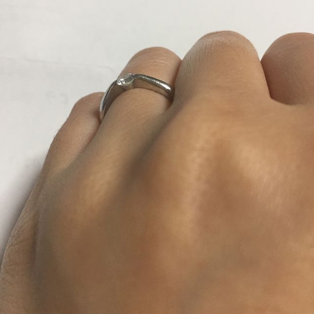 【Miss Platinumの口コミ】 ・シンプルかつ華やかなデザイン
・ダイヤの大きさが指とバランス良く馴染…