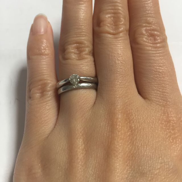 【Miss Platinumの口コミ】 ・シンプルかつ華やかなデザイン
・ダイヤの大きさが指とバランス良く馴染…