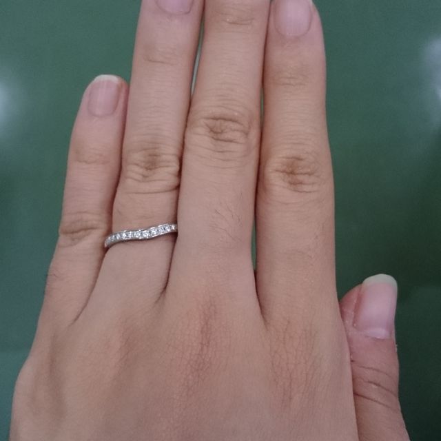 【4℃ BRIDAL(ヨンドシーブライダル)の口コミ】 ハーフエタニティリングが気になっていたので、少しカーブがあり指が長く…